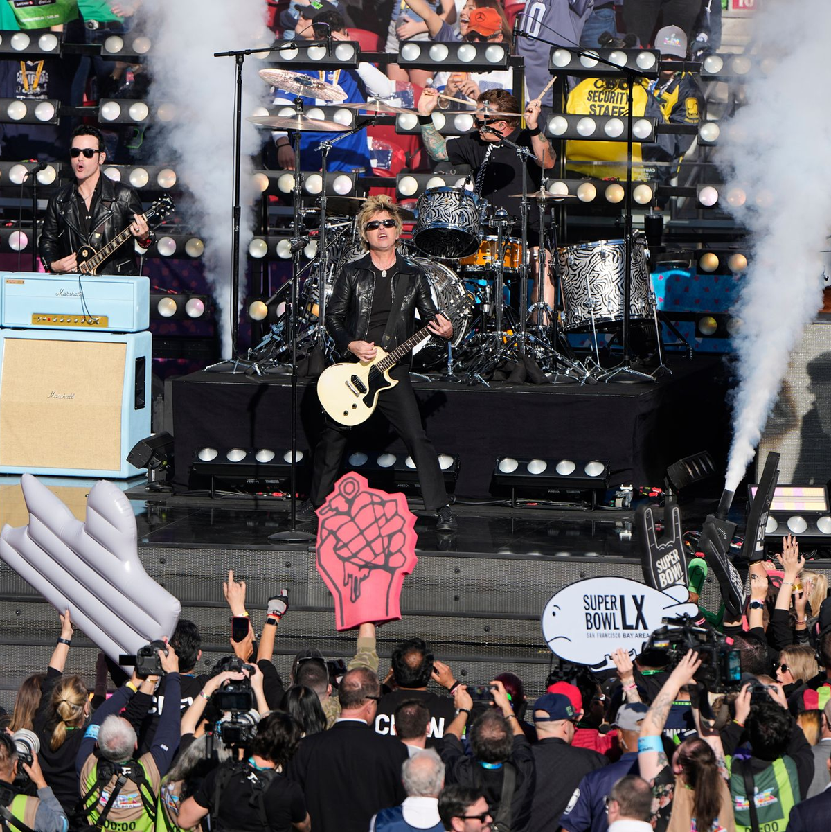 Green Day rockt die Bühne beim größten Sportereignis des Jahres. - Foto: Charlie Riedel/AP/dpa