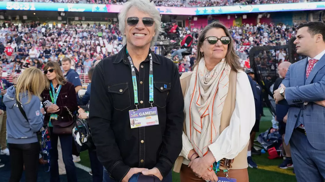 Jon Bon Jovi (l) und seine Frau Dorothea stimmten sich ebenfalls vom Rande des Spielfelds auf das NFL-Finale ein. - Bild: Doug Benc/AP/dpa