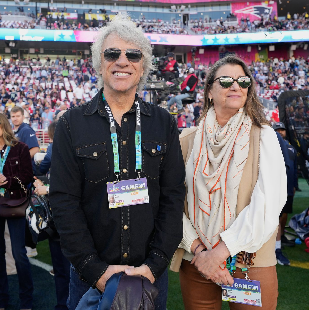 Jon Bon Jovi (l) und seine Frau Dorothea stimmten sich ebenfalls vom Rande des Spielfelds auf das NFL-Finale ein. - Foto: Doug Benc/AP/dpa