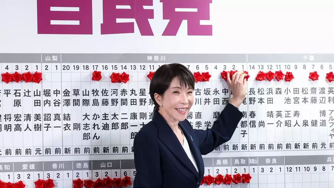 Der überragende Sieg ihrer Partei verschafft Regierungschefin Takaichi enorme Macht.  - Bild: Kim Kyung-Hoon/Reuter Pool/AP/dpa