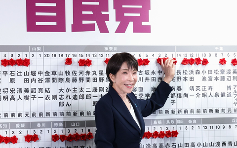 Der überragende Sieg ihrer Partei verschafft Regierungschefin Takaichi enorme Macht.  - Foto: Kim Kyung-Hoon/Reuter Pool/AP/dpa