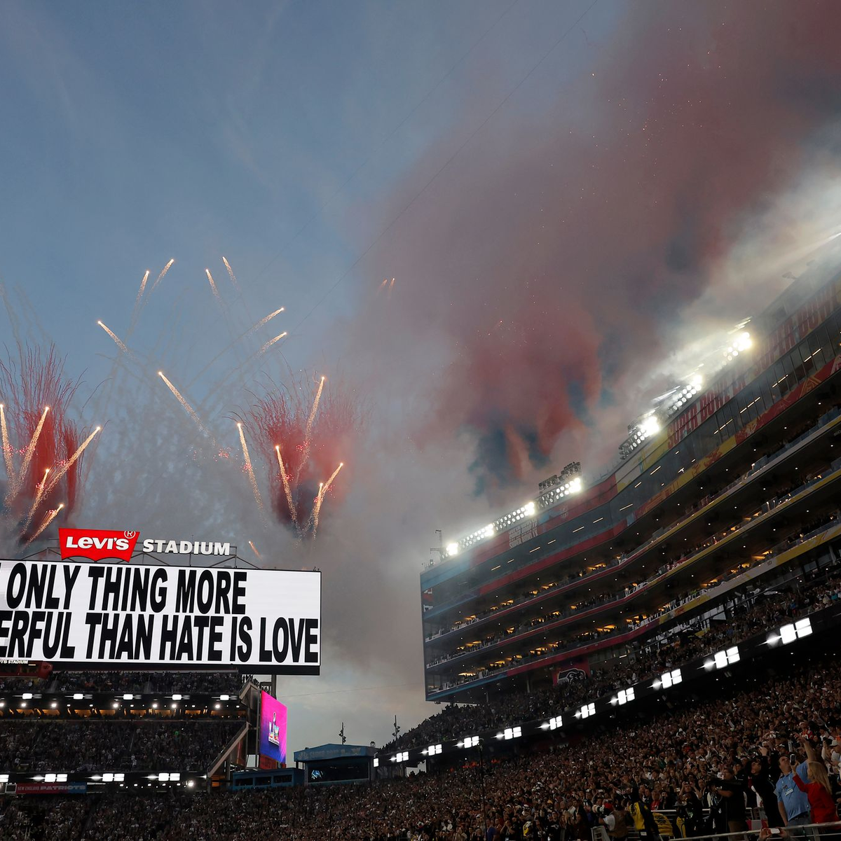 Auf einer Leinwand prangte der Schriftzug: «Das Einzige, was mächtiger ist als Hass, ist Liebe.»  - Foto: Carlos Avila Gonzalez/San Francisco Chronicle/AP/dpa