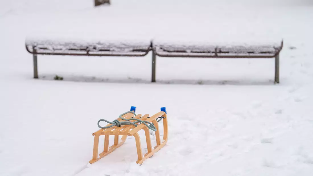 Händler melden eine deutlich höhere Nachfrage nach Produkten wie Schlitten. (Symbolbild) - Bild: Andreas Arnold/dpa