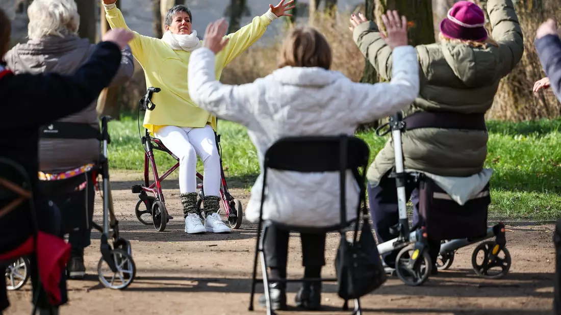 Seniorinnen - hier eine Yoga-Szene im Schlosspark Köthen - vor allem in Ostdeutschland profitieren vielfach von der Grundrente. (Archivfoto) - Bild: Jan Woitas/dpa