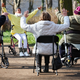 Seniorinnen - hier eine Yoga-Szene im Schlosspark Köthen - vor allem in Ostdeutschland profitieren vielfach von der Grundrente. (Archivfoto) - Foto: Jan Woitas/dpa