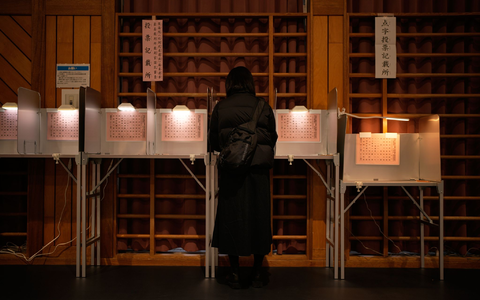 Japans größte Oppositionspartei erlitt an der Wahlurne schwere Verluste.  - Foto: Louise Delmotte/AP/dpa