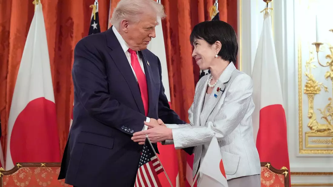 US-Präsident Trump und Japans Regierungschefin Takaichi pflegen ein enges Verhältnis. (Archivbild) - Bild: Mark Schiefelbein/AP/dpa