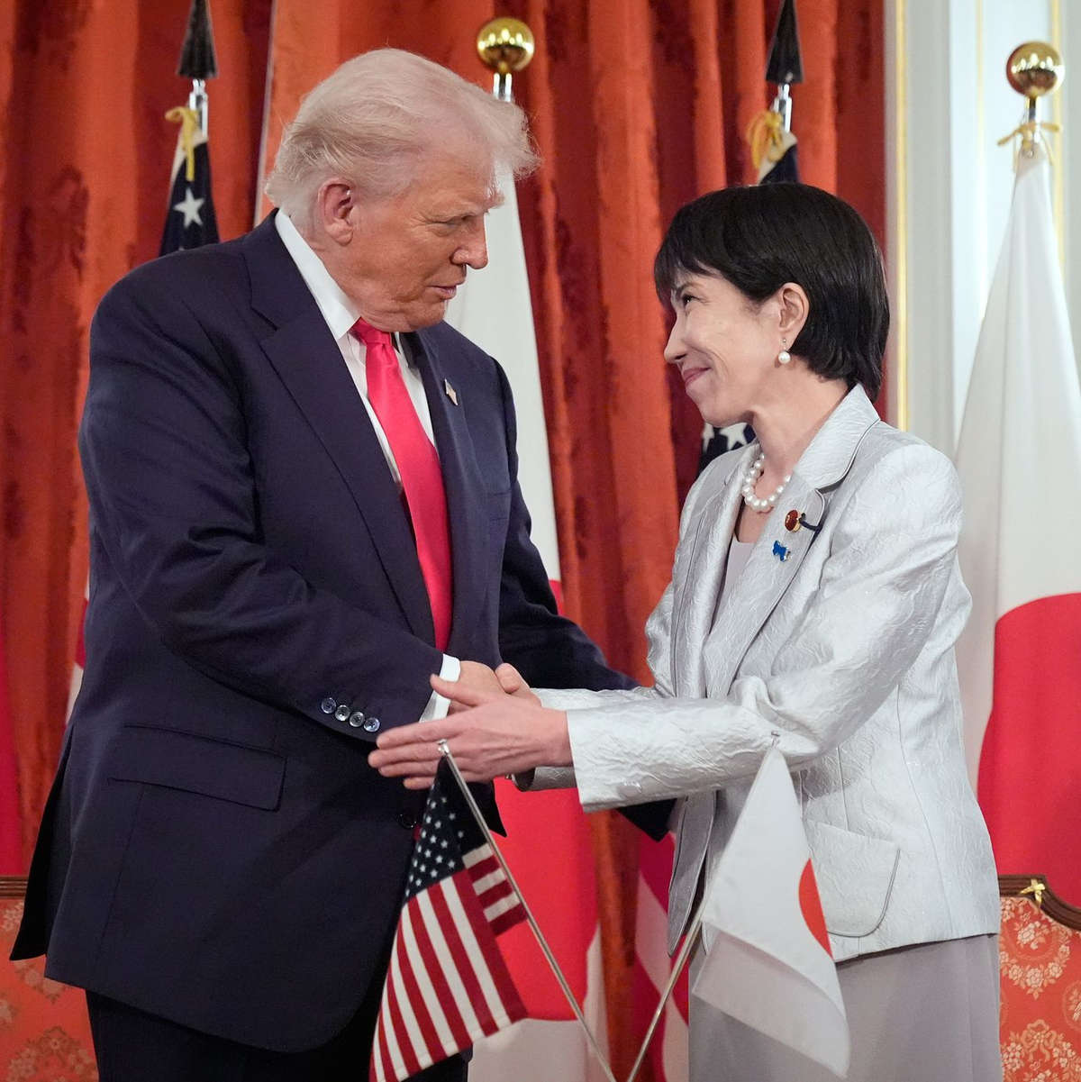 US-Präsident Trump und Japans Regierungschefin Takaichi pflegen ein enges Verhältnis. (Archivbild) - Foto: Mark Schiefelbein/AP/dpa
