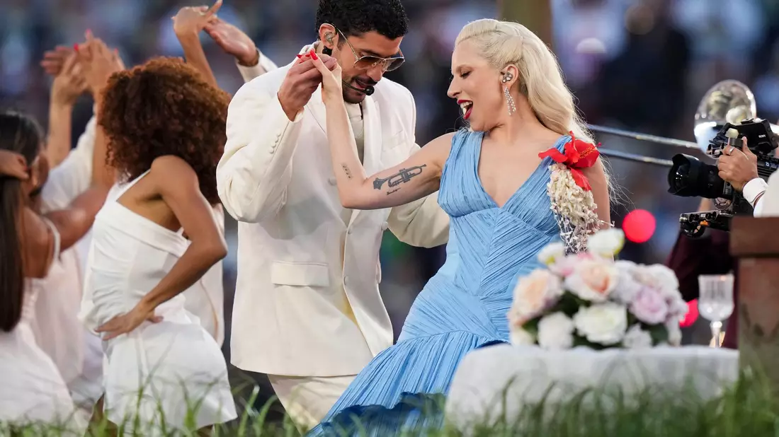 Bad Bunny erhielt bei der Halbzeitshow auch Unterstützung von Lady Gaga.  - Bild: Lynne Sladky/AP/dpa