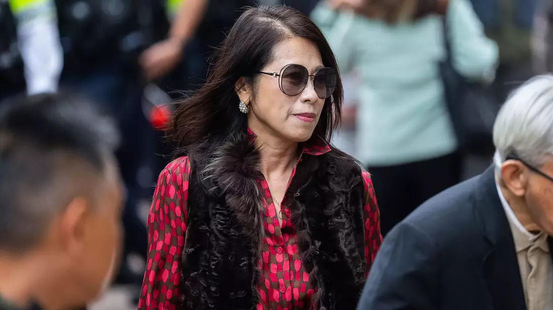 Jimmy Lais Ehefrau, Teresa Lai, kam mit weiteren Unterstützern zu dem Gerichtstermin.  - Bild: Chan Long Hei/AP/dpa