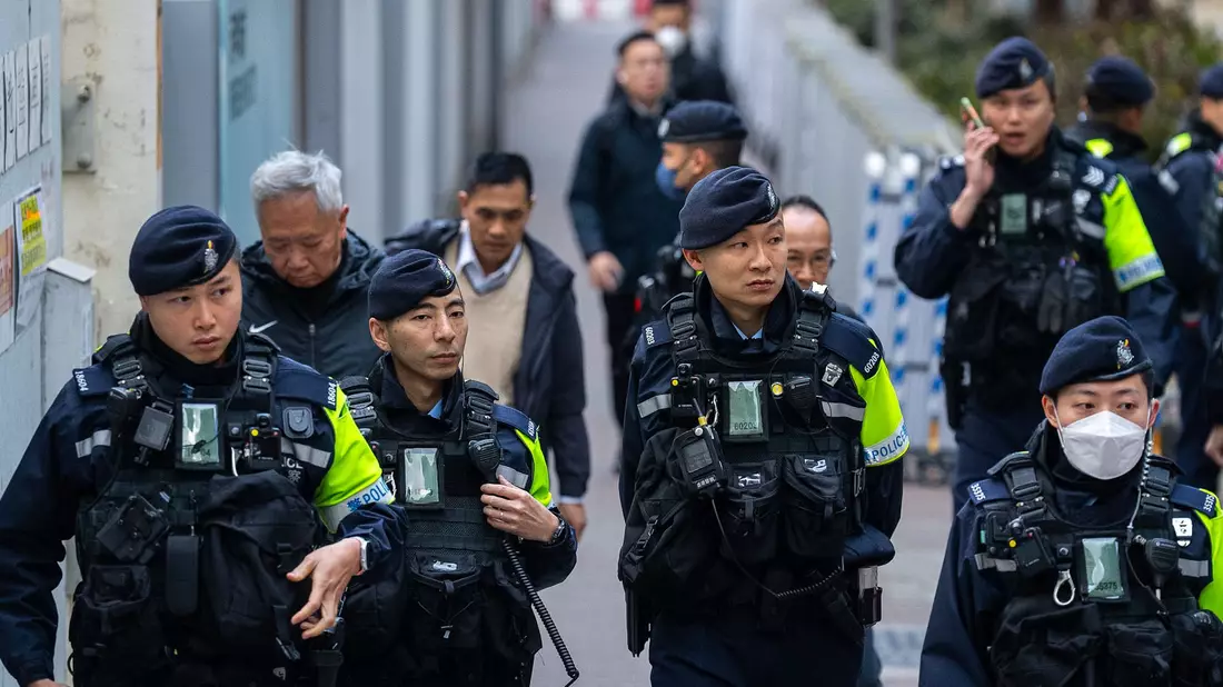 Das Polizeiaufgebot zum Tag der Strafmaßverkündung war groß.  - Bild: Chan Long Hei/AP/dpa