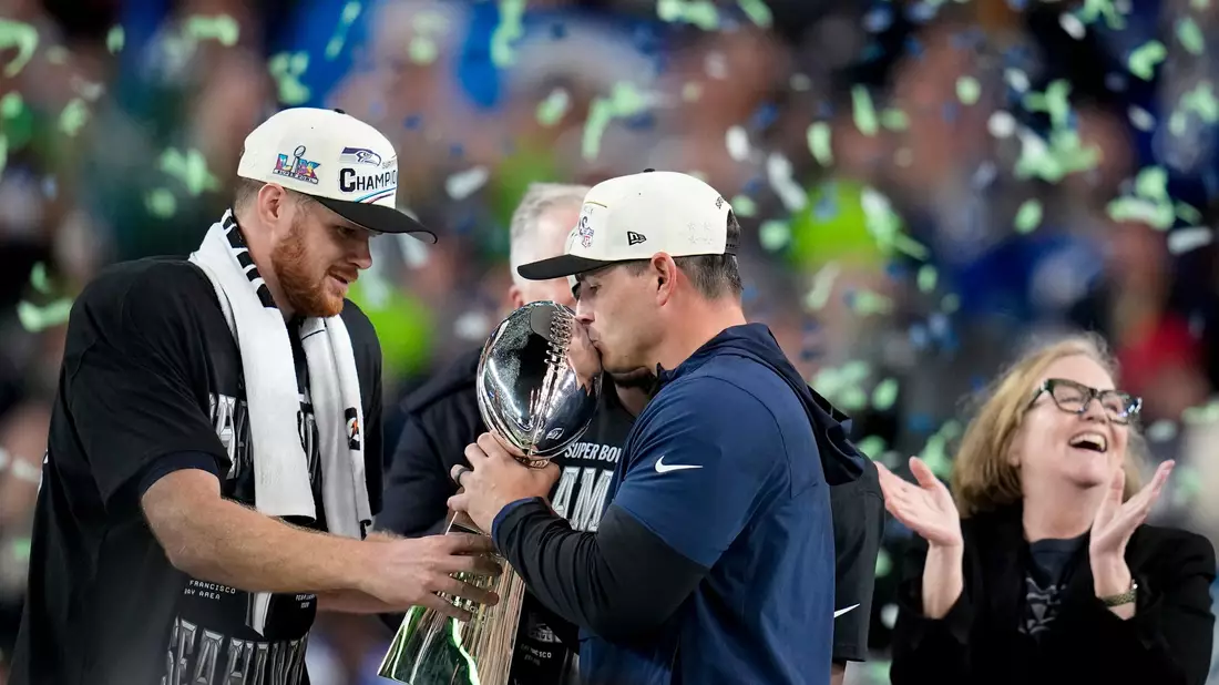 Seattles Quarterback Sam Darnold (l) und Coach Mike MacDonald feiern den Super-Bowl-Triumph.  - Bild: Sue Ogrocki/AP/dpa