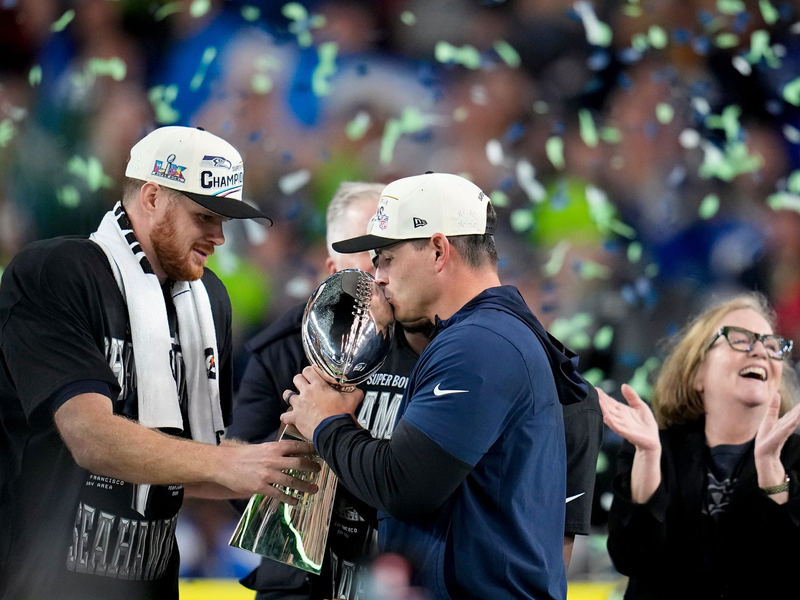 Seattles Quarterback Sam Darnold (l) und Coach Mike MacDonald feiern den Super-Bowl-Triumph.  - Foto: Sue Ogrocki/AP/dpa