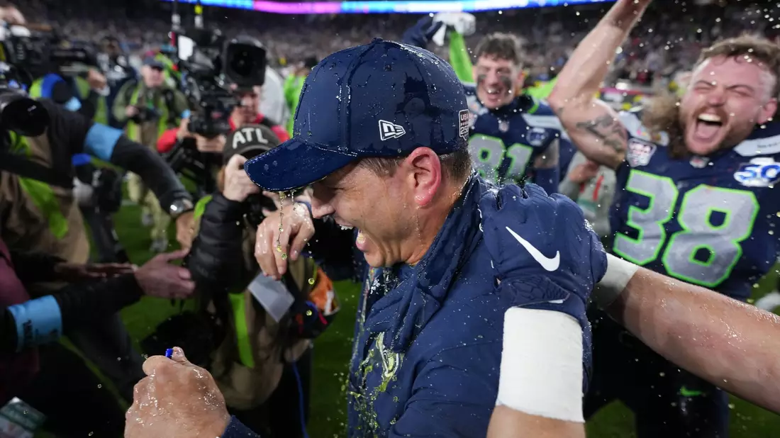 Die Spieler der Seattle Seahawks duschen ihren Trainer Mike MacDonald.  - Bild: Matt Slocum/AP/dpa