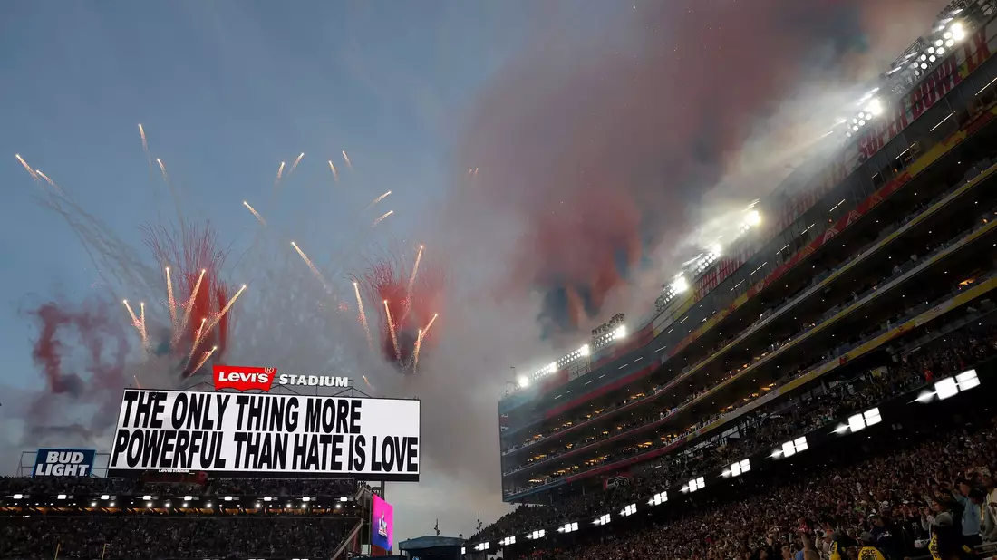 Auf einer Leinwand stand: «Das Einzige, was mächtiger ist als Hass, ist Liebe.»  - Bild: Carlos Avila Gonzalez/San Francisco Chronicle/AP/dpa