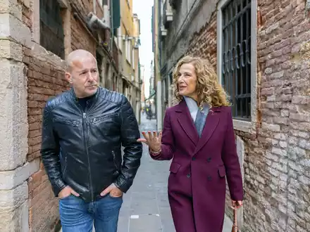  Als der Fall Fahrt aufnimmt, verschlägt es Kommissar Ingo Thiel alias Heino Ferch (l) ins kalte Venedig. - Foto: Luca Baggio/Arte/dpa