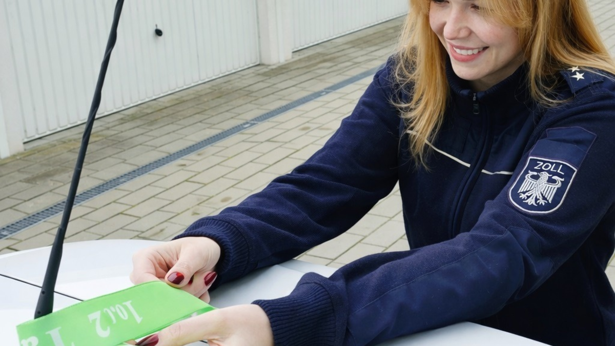 HZA-KA: Zeichen der Solidarität zum Tag der Kinderhospizarbeit/ Beschäftigte des Karlsruher Zolls spenden 1.400 Euro an Jugend- und Kinderhospizdienst - Foto: presseportal.de