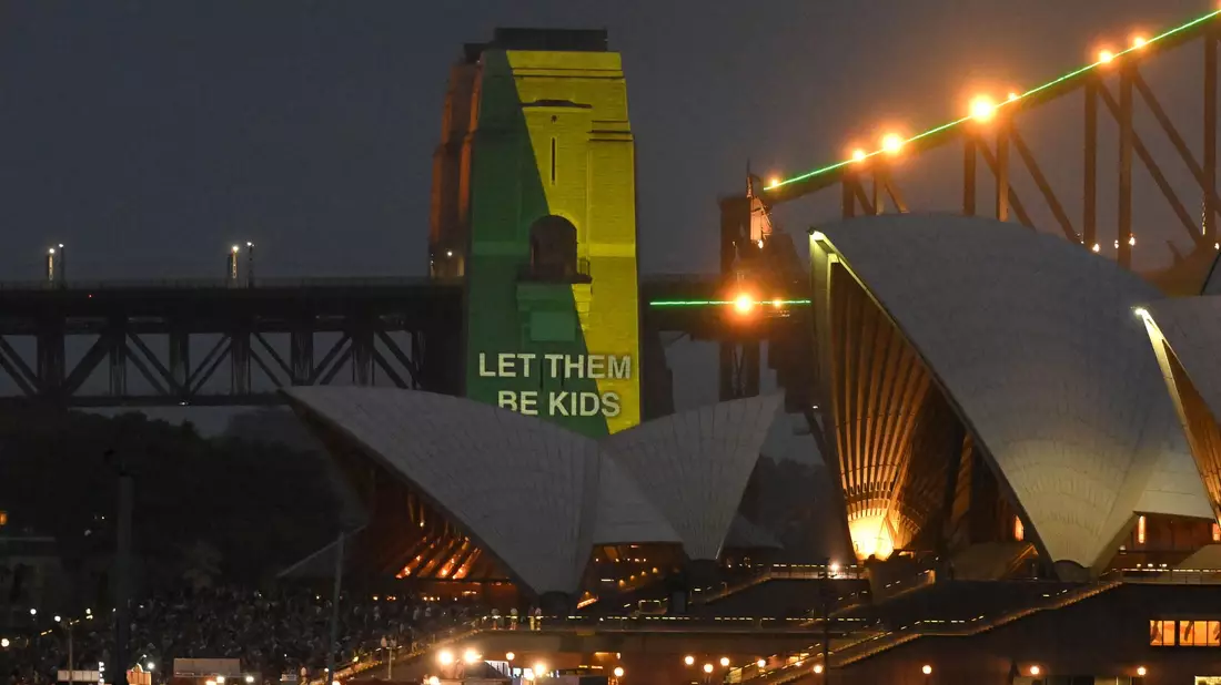 Am Tag der Einführung strahlte sogar von der Sydney Harbour Bridge der Slogan «Let them be kids». (Archivbild) - Bild: Mick Tsikas/AAP/dpa