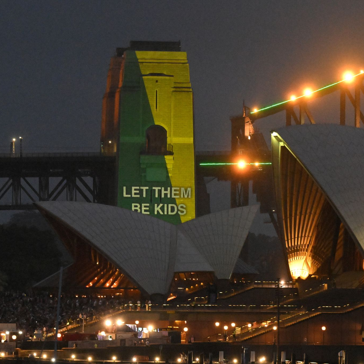 Am Tag der Einführung strahlte sogar von der Sydney Harbour Bridge der Slogan «Let them be kids». (Archivbild) - Foto: Mick Tsikas/AAP/dpa