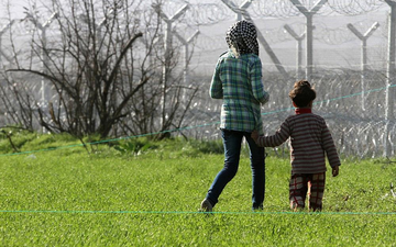 Flüchtlinge vor einem Grenzzaun (Archiv) - Foto: via dts Nachrichtenagentur
