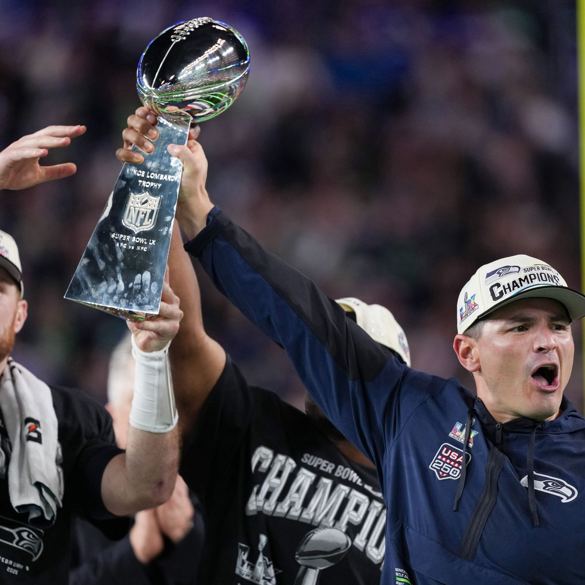 Nur gemeinsam: Trainer MacDonald (rechts) reckt den Pokal mit seinen Spielern Darnold (links) und Walker in die Höhe. - Foto: Matt Slocum/AP/dpa