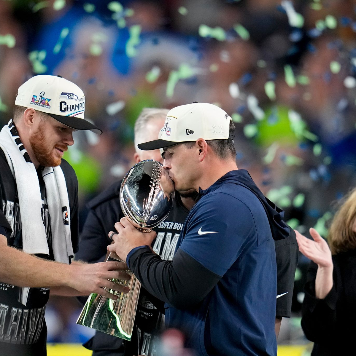 Seattles Quarterback Sam Darnold (l) und Coach Mike MacDonald feiern den Super-Bowl-Triumph.  - Foto: Sue Ogrocki/AP/dpa