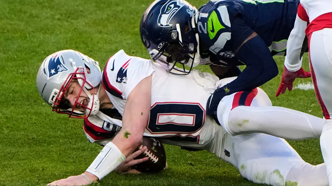 Patriots-Quarterback Drake Maye hatte einen schweren Stand. - Bild: Charlie Riedel/AP/dpa