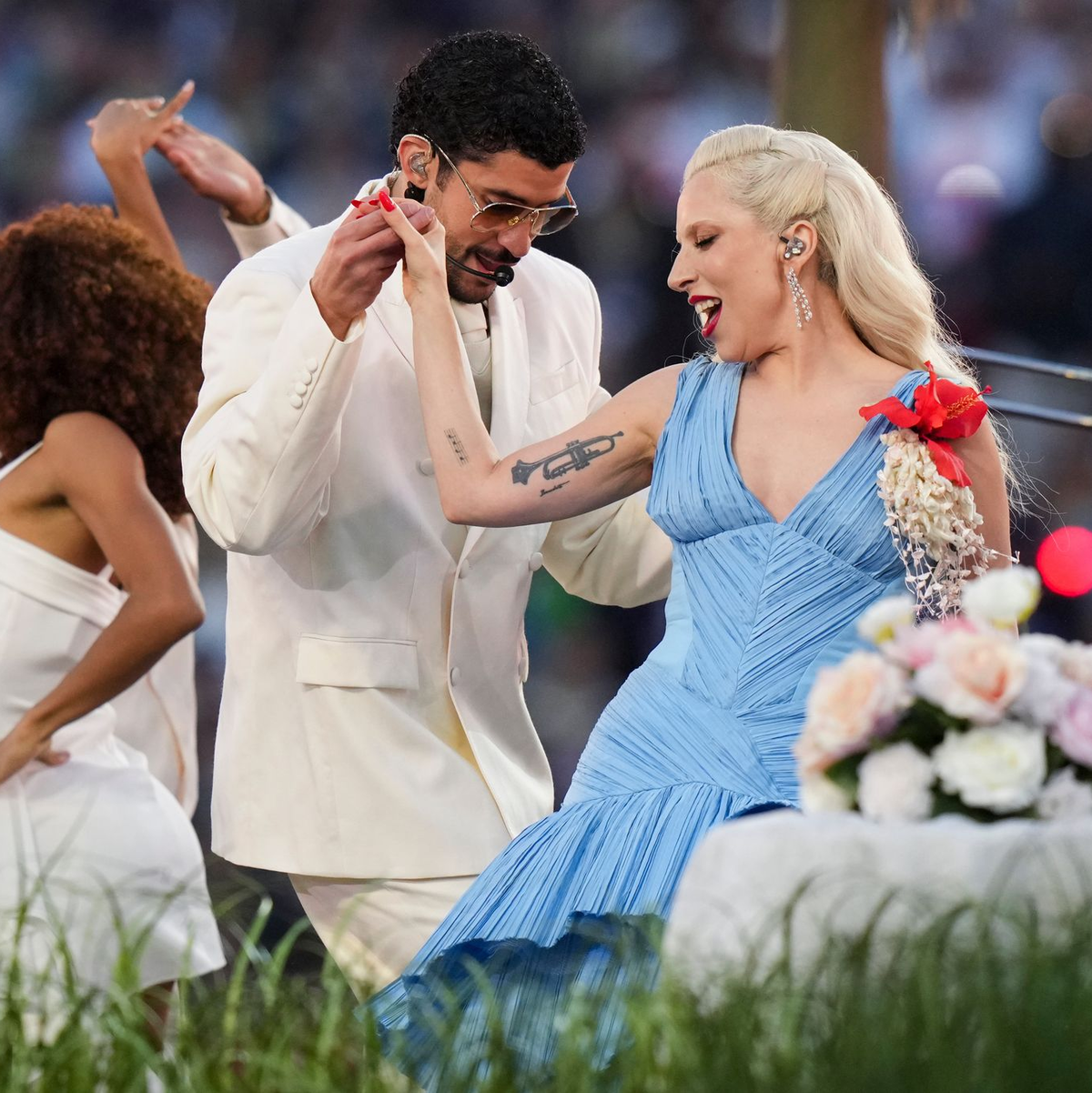 Bad Bunny erhielt bei der Halbzeitshow auch Unterstützung von Lady Gaga.  - Foto: Lynne Sladky/AP/dpa