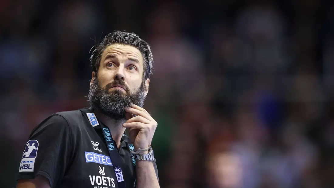 Hofft auf einen gelungenen Re-Start nach der EM-Pause: Magdeburgs Trainer Bennet Wiegert. (Archivbild) - Bild: Ronny Hartmann/dpa-Zentralbild/dpa