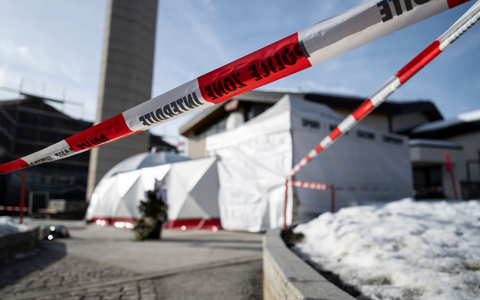 Soll schnell wieder aufgebaut werden: Die Gedenkstätte in Crans-Montana. - Foto: Alessandro Della Valle/KEYSTONE/dpa