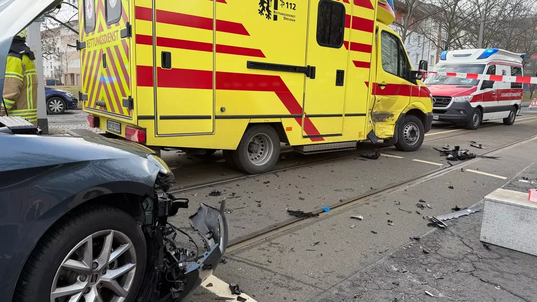 FW Dresden: Verkehrsunfall zwischen einem PKW und einem Rettungswagen - Bild: presseportal.de