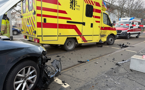 FW Dresden: Verkehrsunfall zwischen einem PKW und einem Rettungswagen - Foto: presseportal.de