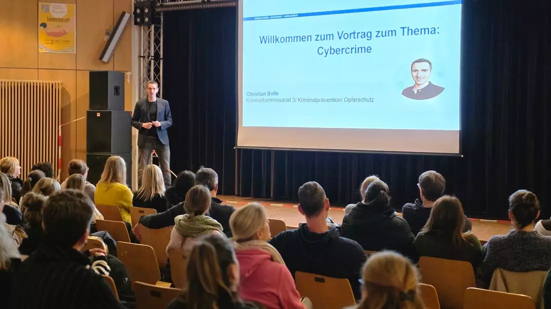 POL-UN: Unna - Kreispolizeibehörde Unna unterstützt Elternabend am Pestalozzi-Gymnasium Unna zum Thema Cybercrime Prävention und Aufklärung für eine sichere digitale Zukunft - Bild: presseportal.de
