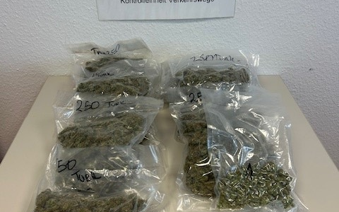 HZA-OS: Osnabrücker Zoll stellt 2 KG Marihuana und 540 Gramm 3 CMC im Zug sicher; Drogenkurier festgenommen - Foto: presseportal.de