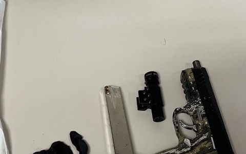 HZA-OS: Osnabrücker Zoll entdeckt Schusswaffe im Fußraum - Foto: presseportal.de