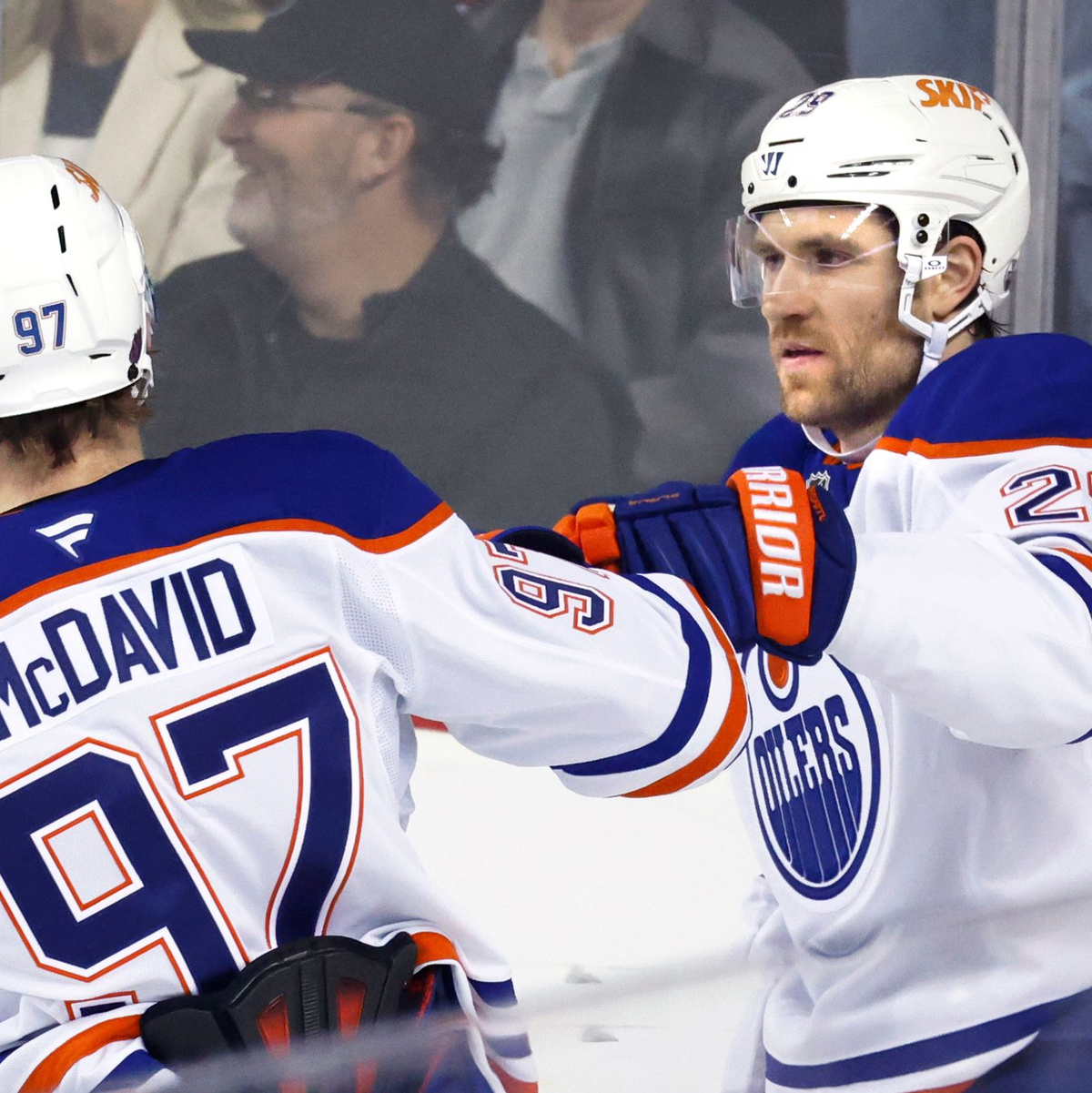 NHL-Superstar feiert Olympia-Premiere: Leon Draisaitl (r). (Archivbild) - Foto: Larry MacDougal/The Canadian Press/AP/dpa