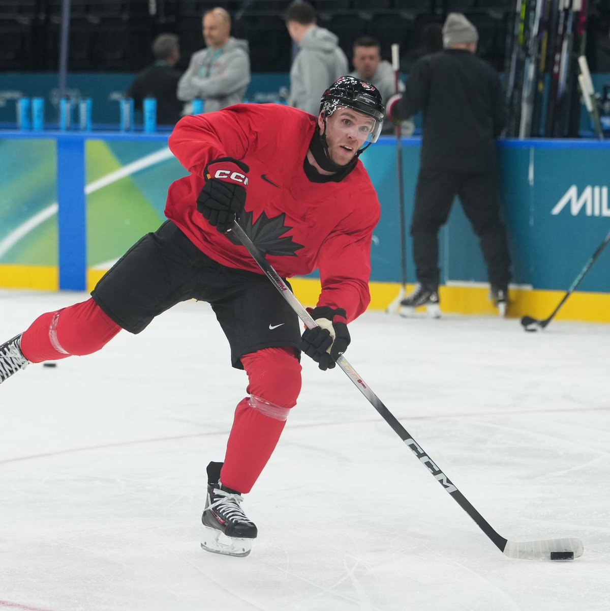 Ebenfalls ein Topstar, der bei Olympia aufläuft: Kanadas Connor McDavid trainierte am Sonntag erstmals in Mailand. - Foto: Carolyn Kaster/AP/dpa