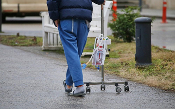 Patient mit Infusionsständer (Archiv) - Foto: via dts Nachrichtenagentur