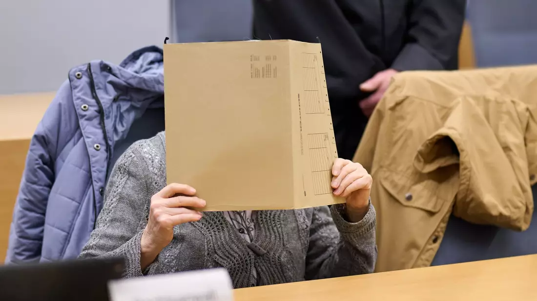 Die 80 Jahre alte Großmutter ist wegen Beihilfe angeklagt, ebenso der Großvater (83) des Kindes. (Archivbild)  - Bild: Bernd Thissen/dpa
