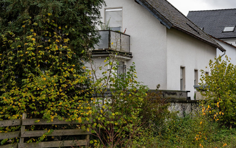Das Einfamilienhaus im Kreis Olpe ist schwer einsehbar. (Archivbild)    - Foto: Markus Klümper/dpa