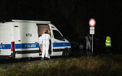 Polizisten im Einsatz an einem Waldgebiet in Dormagen. Dort war die Leiche des 14-Jährigen gefunden worden. (Archivbild) - Foto: Vincent Kempf/dpa