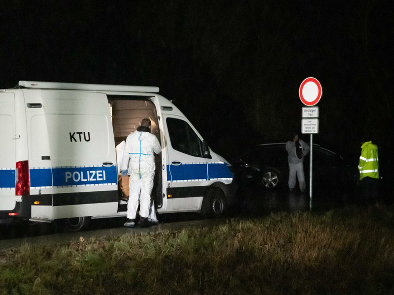 Polizisten im Einsatz an einem Waldgebiet in Dormagen. Dort war die Leiche des 14-Jährigen gefunden worden. (Archivbild) - Foto: Vincent Kempf/dpa