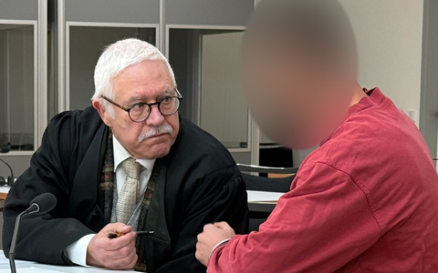 Der angeklagte Mann (rechts) spricht mit seinem Verteidiger. - Foto: Martin Oversohl/dpa