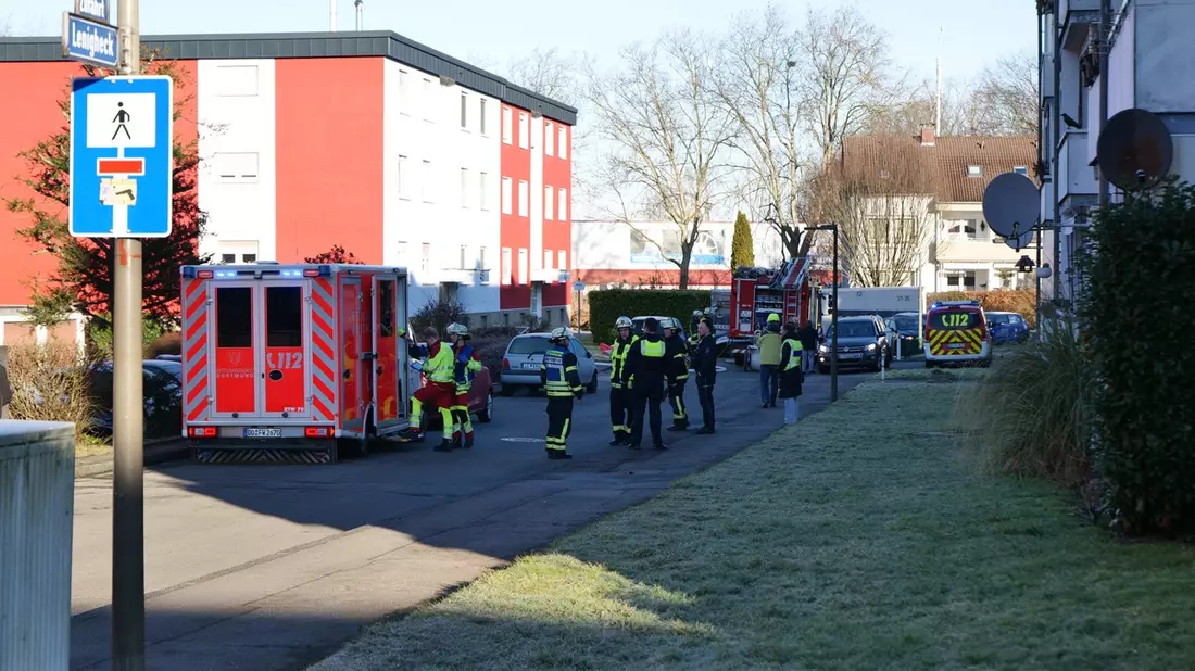 FW-DO: Wohnungsbrand in Brackel - Eine verletzte Person mit Rettungshubschrauber in Klinik geflogen - Bild: presseportal.de