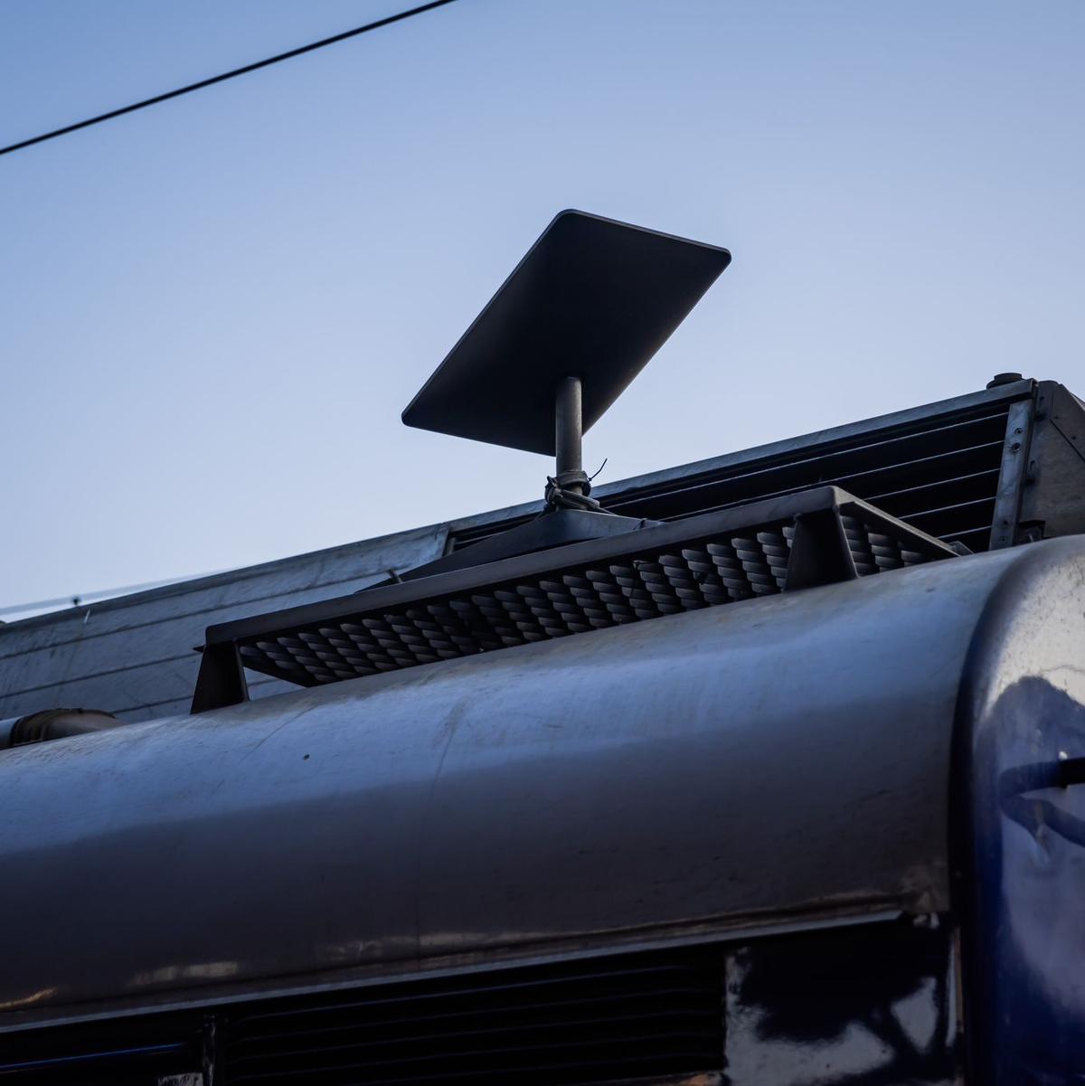 Starlink-Antennen bieten Internet-Zugang ohne Infrastruktur und wird damit im Ukraine-Krieg von beiden Konfliktparteien genutzt. (Symbolbild) - Foto: Christoph Soeder/dpa-ENR-Pool/dpa