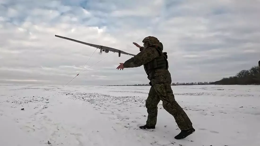 Das Starlink-System wurde intensiv von beiden Seiten für die Navigation von Drohnen genutzt. (Handout) - Bild: Uncredited/Russian Defense Ministry Press Service/AP/dpa