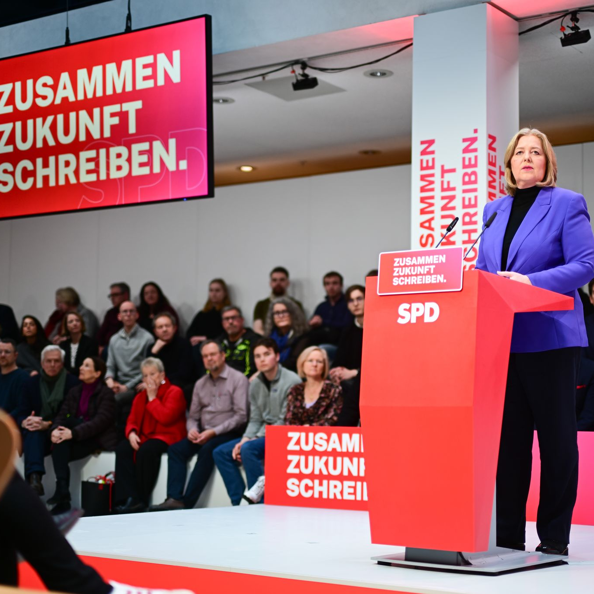 Szene aus dem Willy-Brandt-Haus am Wochenende: Parteichefin Bärbel Bas verteidigte den Sozialstaat. (Archivfoto) - Foto: Sebastian Christoph Gollnow/dpa