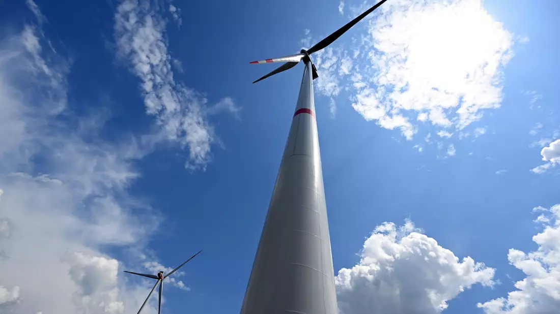 Die Leistung von Windrädern muss immer wieder gedrosselt werden. - Bild: Federico Gambarini/dpa