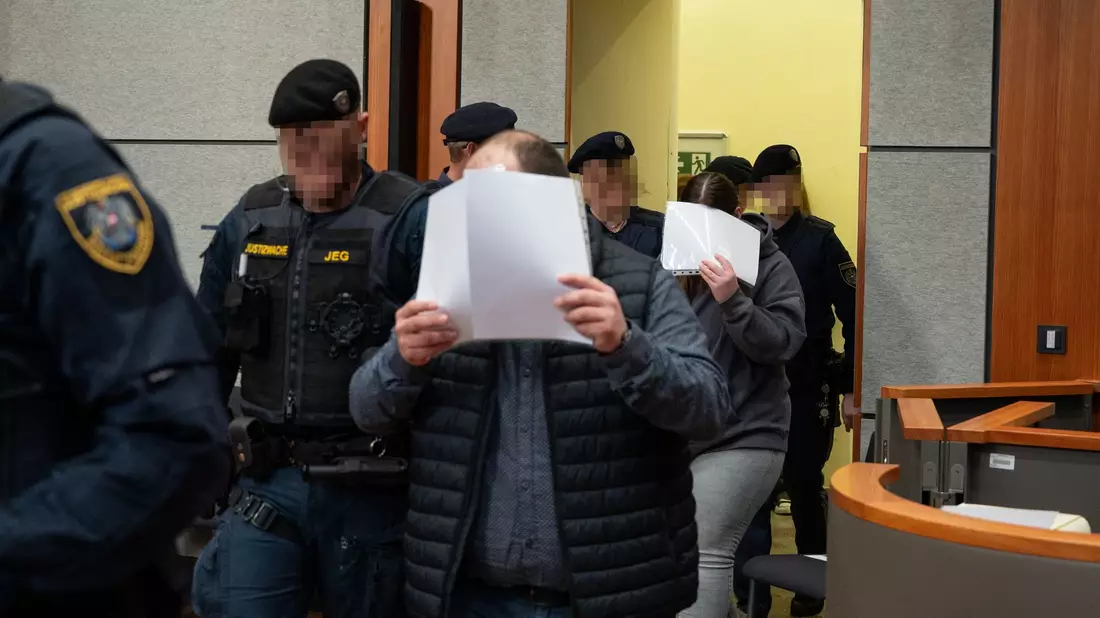 Die Eltern des verhungerten Dreijährigen bekannten sich schuldig. - Bild: -/ZEITUNGSFOTO.AT/APA/dpa