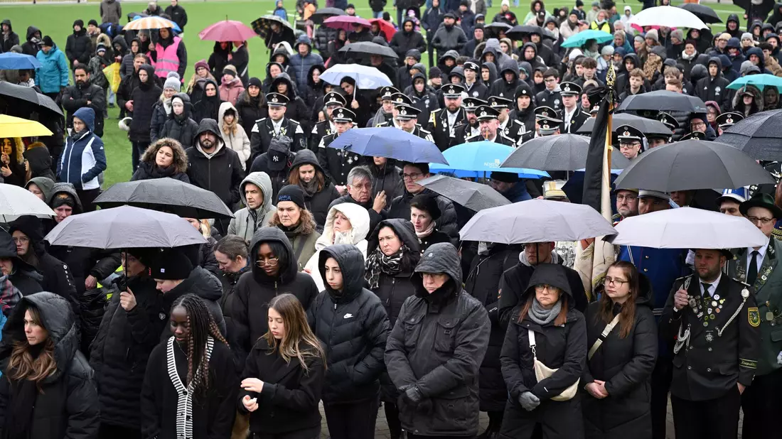 Viele Menschen nahmen an der Trauerfeier teil. (Archivbild) - Bild: Federico Gambarini/dpa